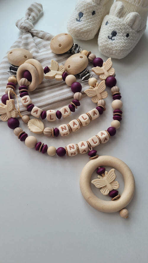 Schnullerkette Kinderwagenkette & Beissring mit Namen Schmetterlinge beige bordaux gold