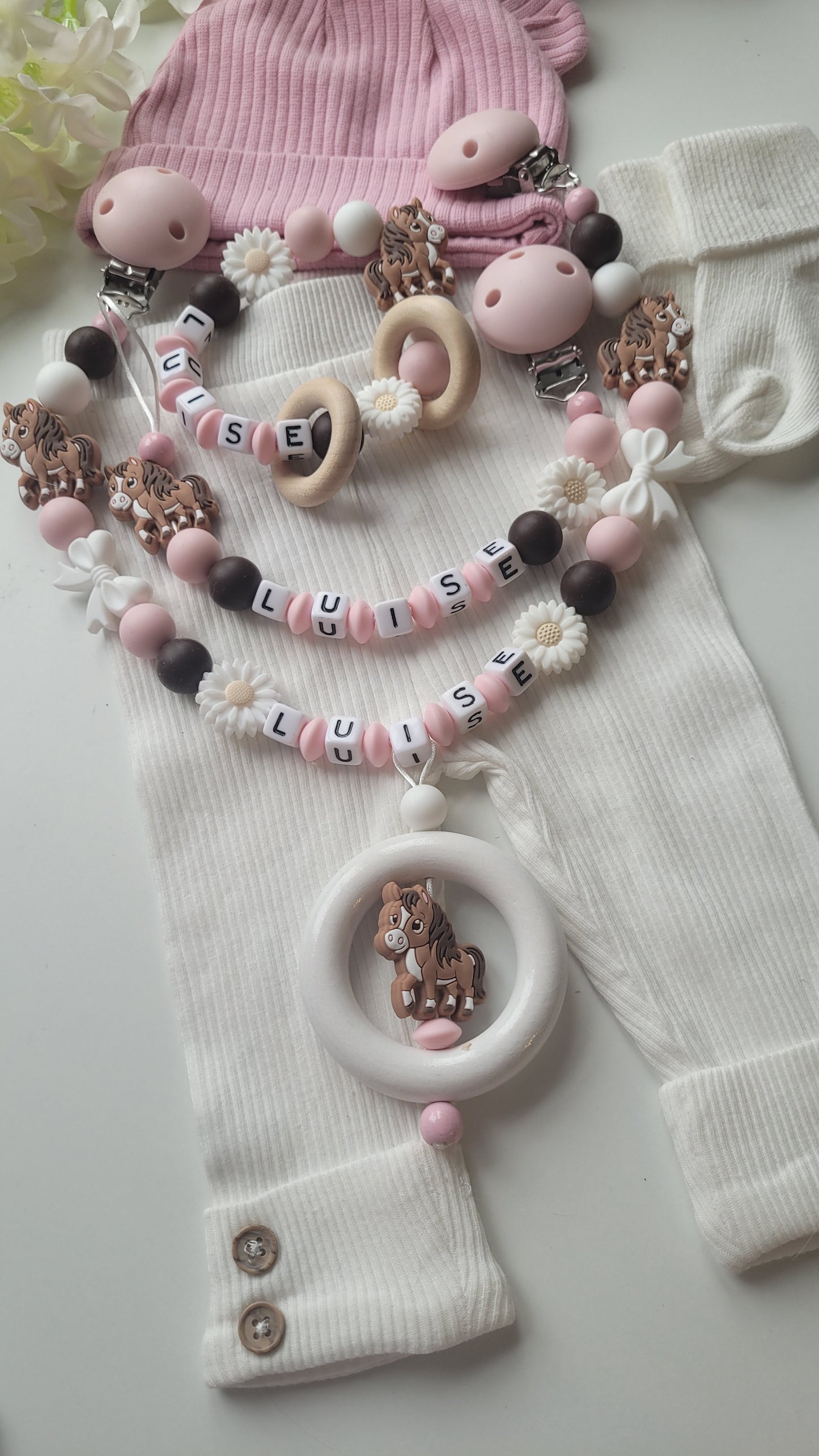 3er Set Kinderwagenkette, Schnullerkette & Greifring mit Namen – Pferd Silikon braun rosa