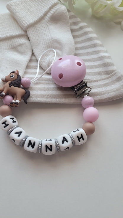 Kinderwagenkette & Schnullerkette mit Namen Pferd & i love Mom und Dad rosa weiss