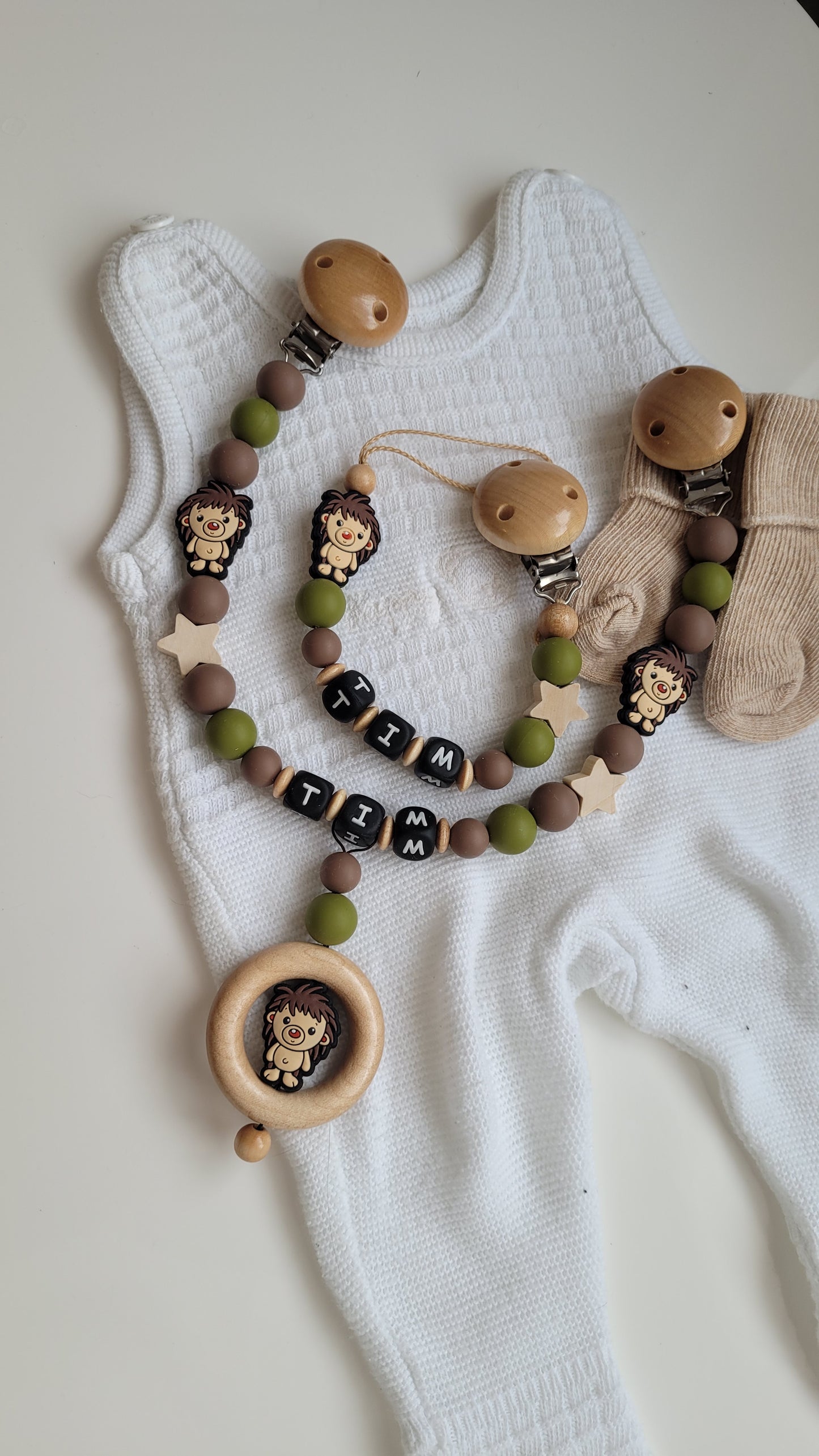 Kinderwagenkette & Schnullerkette mit Namen Igel grün holz braun