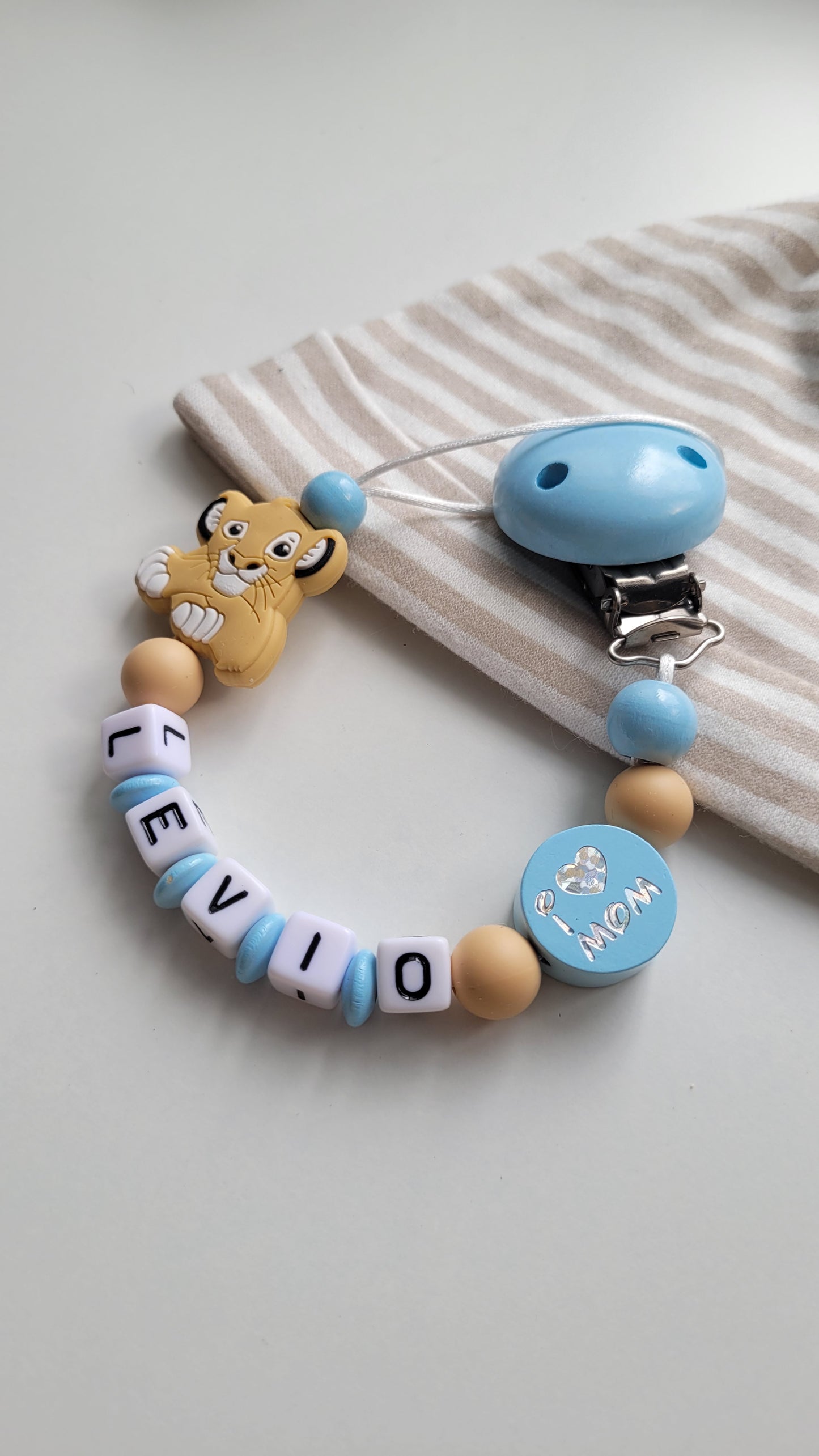 Schnullerkette mit Namen für Jungen Löwen blau beige weiss