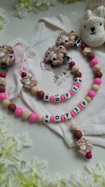 Kinderwagenkette & Schnullerkette mit Namen Hasen braun pink
