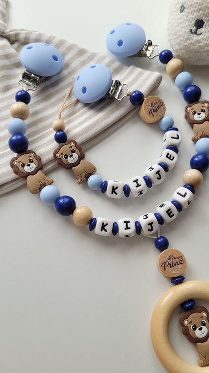 Kinderwagenkette & Schnullerkette mit Namen für Jungen Löwe kleiner Prinz blau marine holz