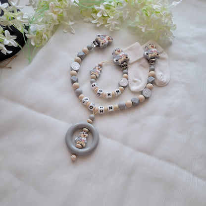 Kinderwagenkette & Schnullerkette mit Namen Hase grau beige silikon