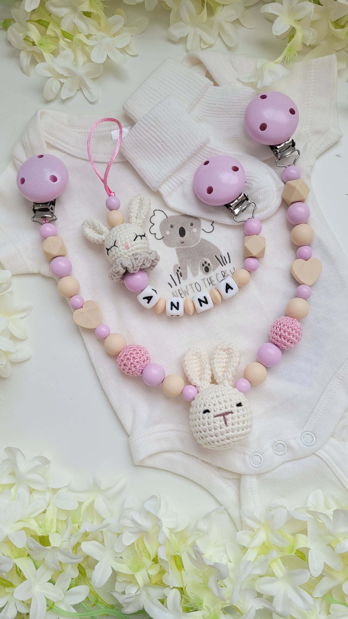 Kinderwagenkette & Schnullerkette mit Namen Hase rosa beige