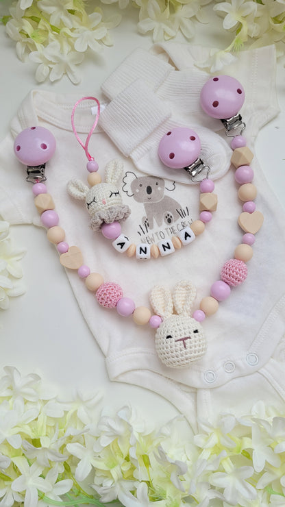 Kinderwagenkette & Schnullerkette mit Namen Hase rosa beige