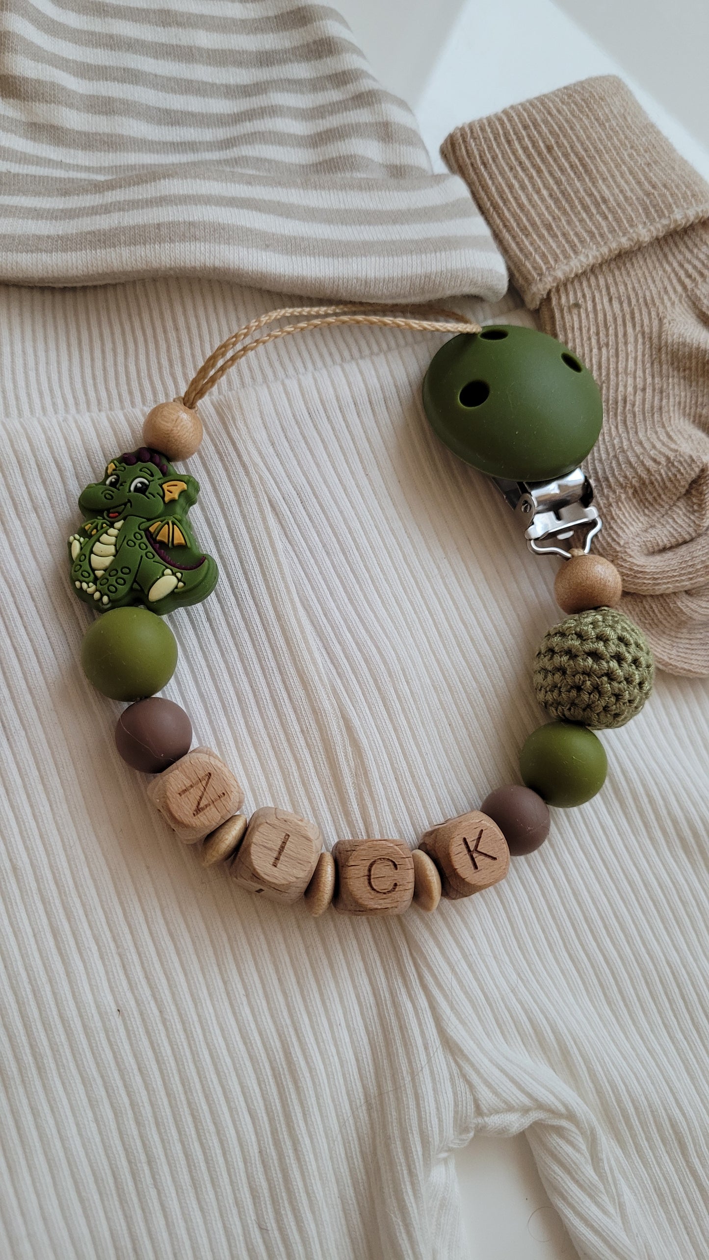 Kinderwagenkette & Schnullerkette mit Namen Drache grün holz braun