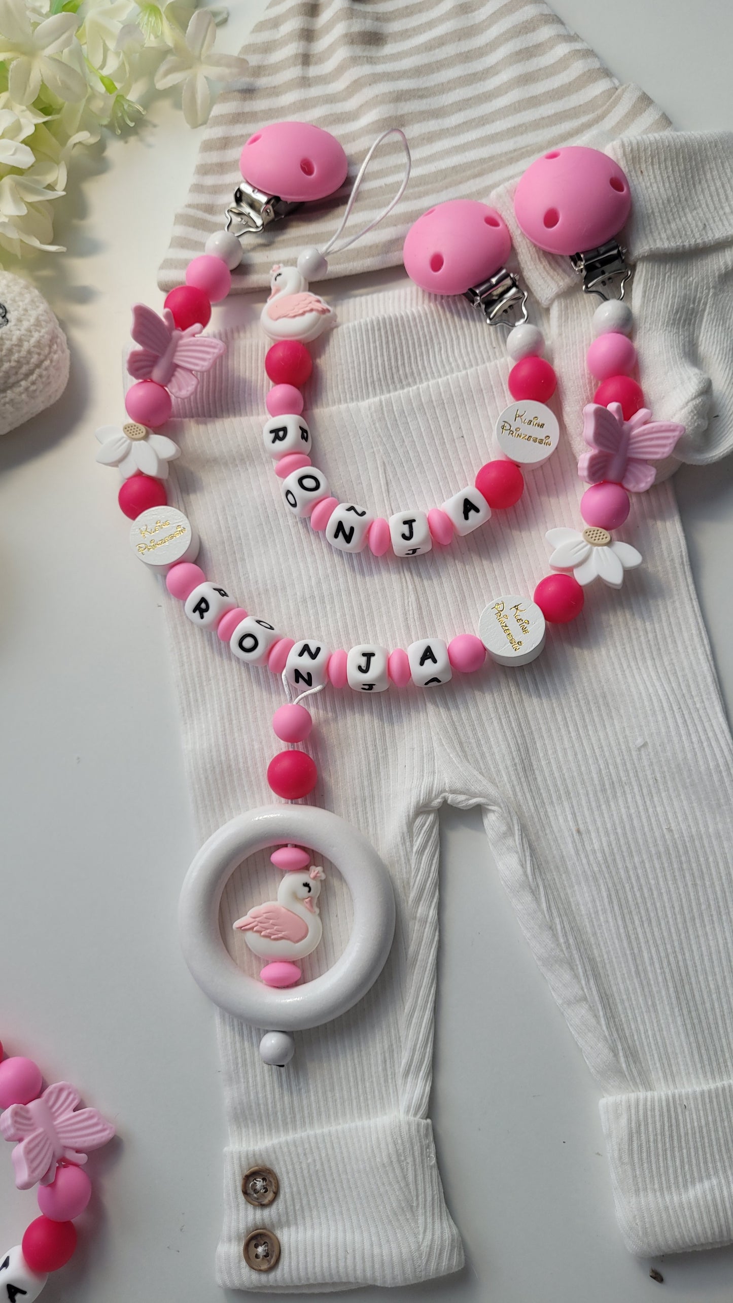 3er Set Schnullerkette Kinderwagenkette & Greifring Schwan & Blumen pink