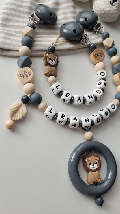 Kinderwagenkette & Schnullerkette mit Namen für Jungen Löwe & kleiner Prinz grau beige