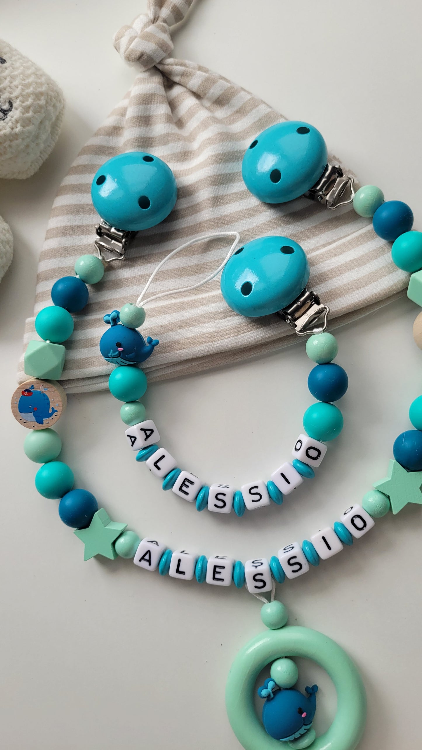 Kinderwagenkette & Schnullerkette mit Namen für Jungen Wal Fische türkis mint