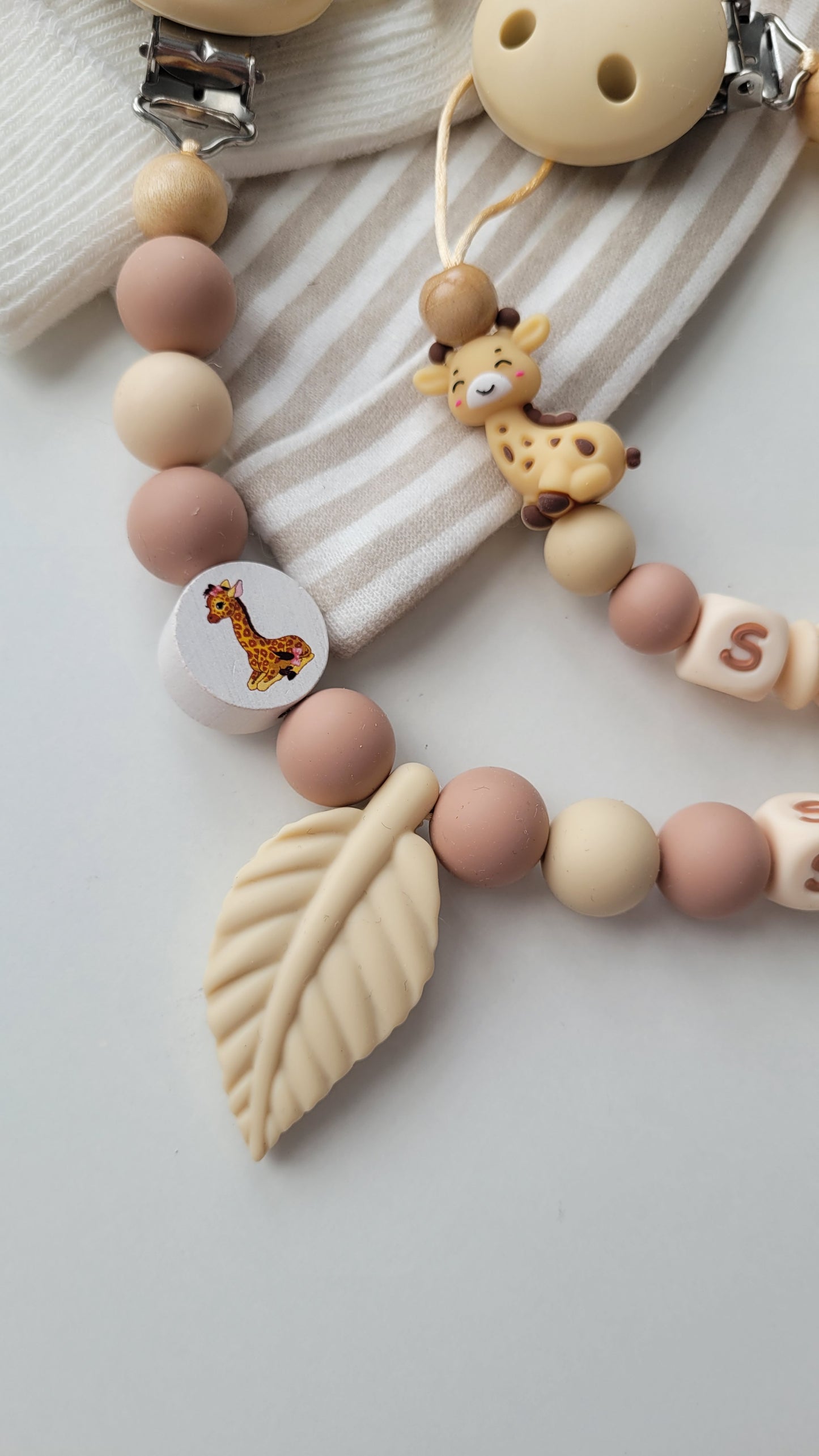 Kinderwagenkette & Schnullerkette mit Namen Giraffen beige braun