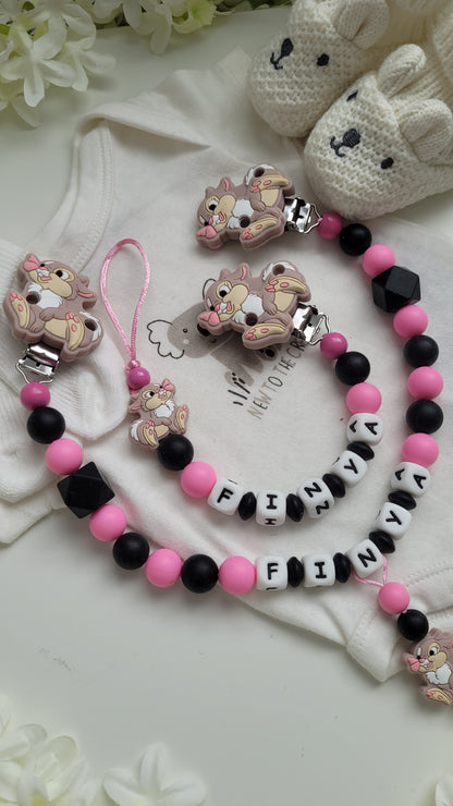 Kinderwagenkette & Schnullerkette mit Namen Hasen schwarz pink