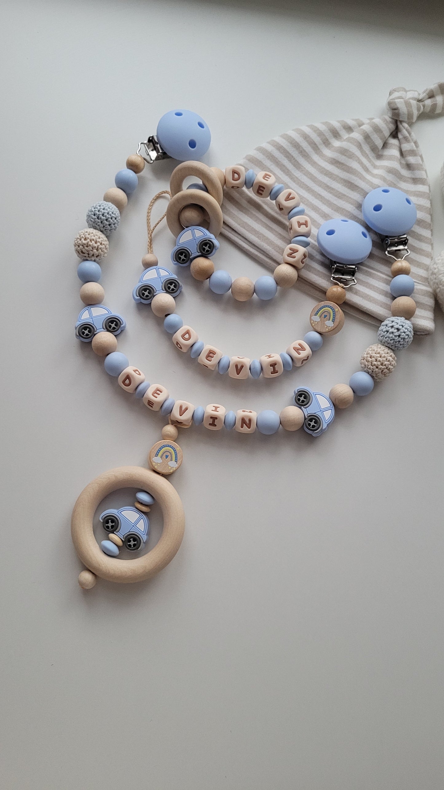 Schnullerkette Kinderwagenkette & Greifring mit Namen Auto Regenbogen babyblau holz
