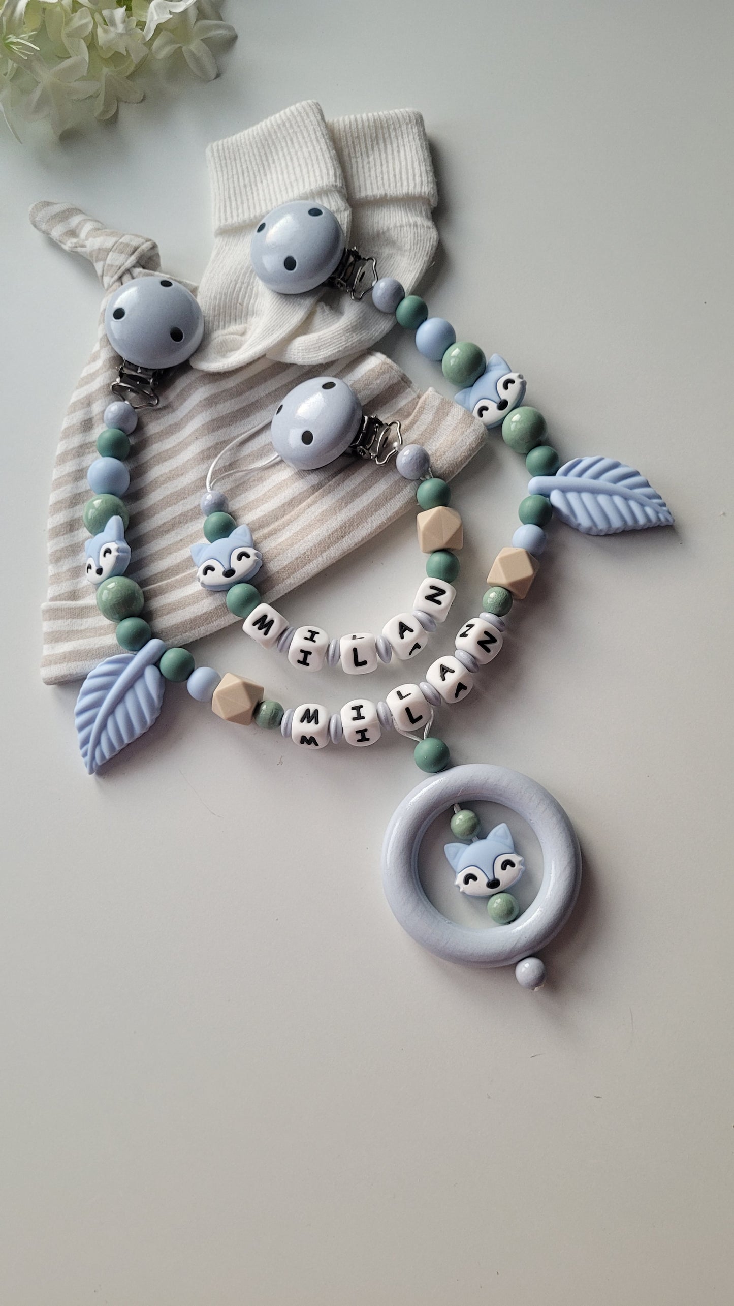 Kinderwagenkette & Schnullerkette mit Namen Fuchs & Blätter blaugrau salbei