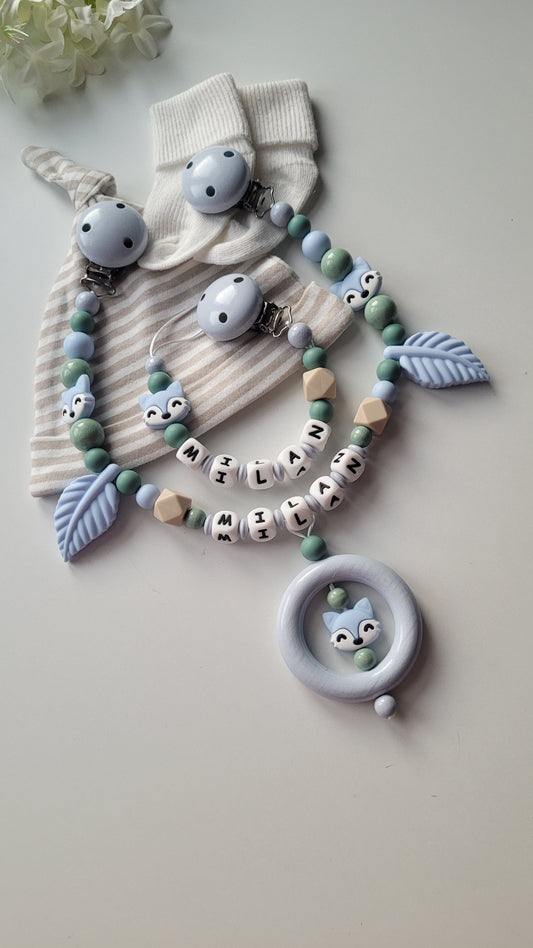 Kinderwagenkette & Schnullerkette mit Namen Fuchs & Blätter blaugrau salbei