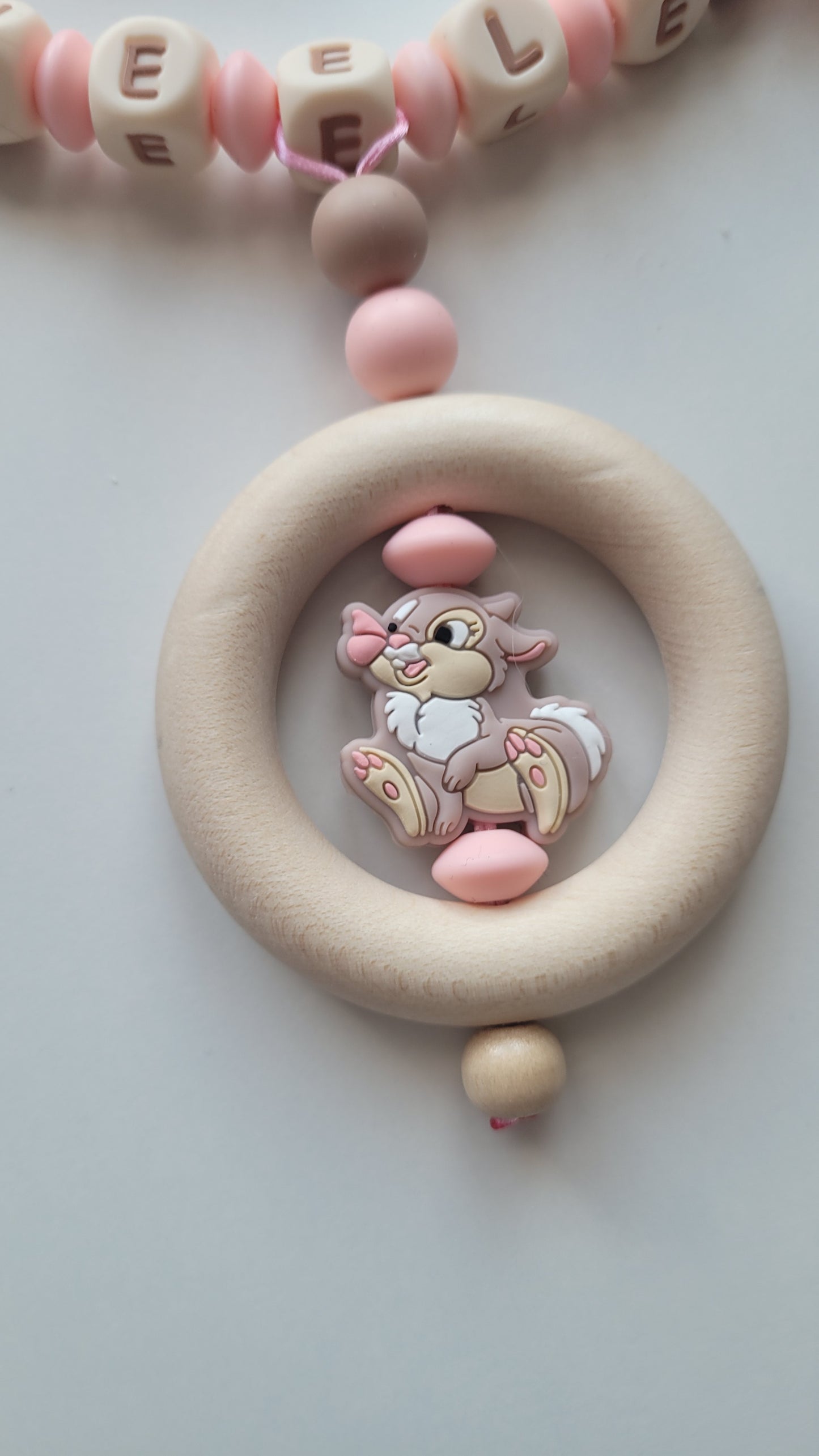 Kinderwagenkette & Schnullerkette mit Namen Hase Schmetterling apricot taupe