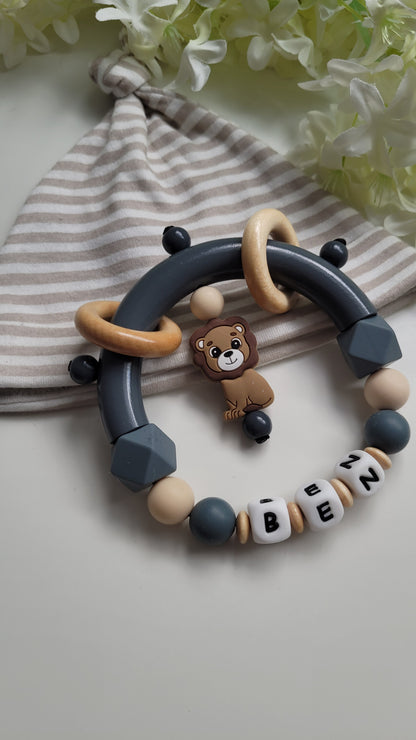 Motorik Greifring mit Namen Löwe beige grau