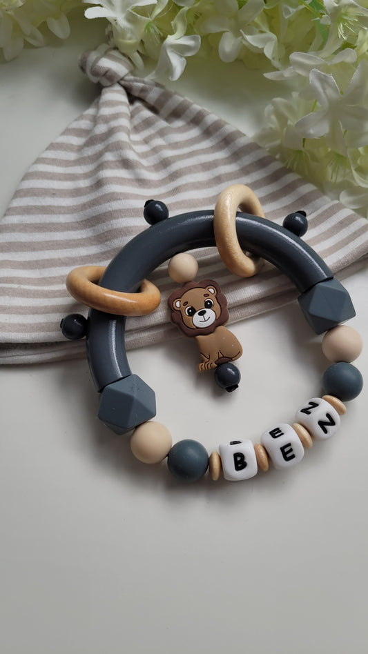 Motorik Greifring mit Namen Löwe beige grau