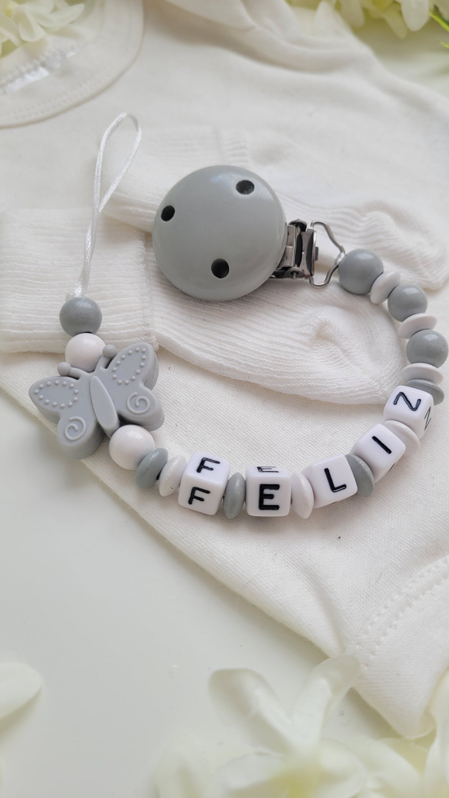 Schnullerkette mit Namen für Mädchen Schmetterling grau weiß