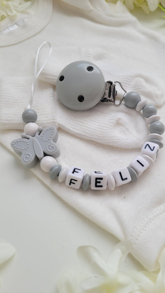 Schnullerkette mit Namen für Mädchen Schmetterling grau weiß