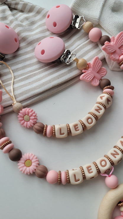 Kinderwagenkette & Schnullerkette mit Namen Schmetterling & Blumen apricot braun