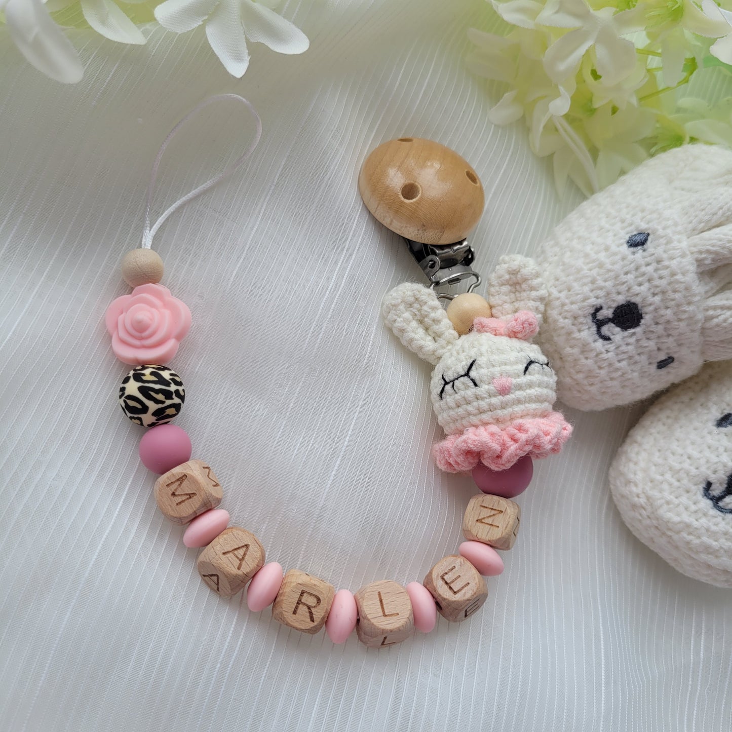 Kinderwagenkette & Schnullerkette mit Namen Hasen gehäkelt & Blumen leo apricot