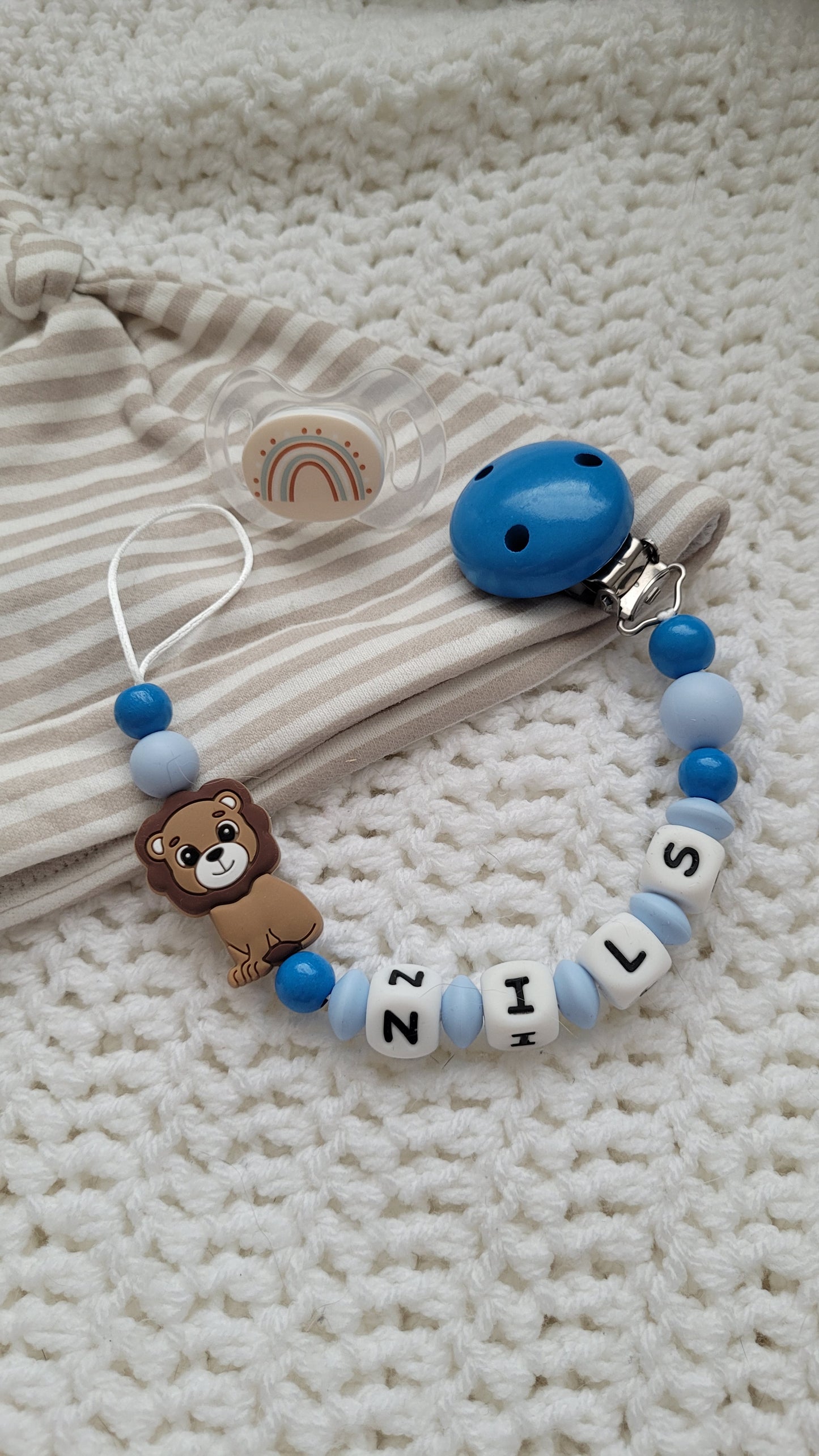Schnullerkette mit Namen für Jungen Löwe hellblau