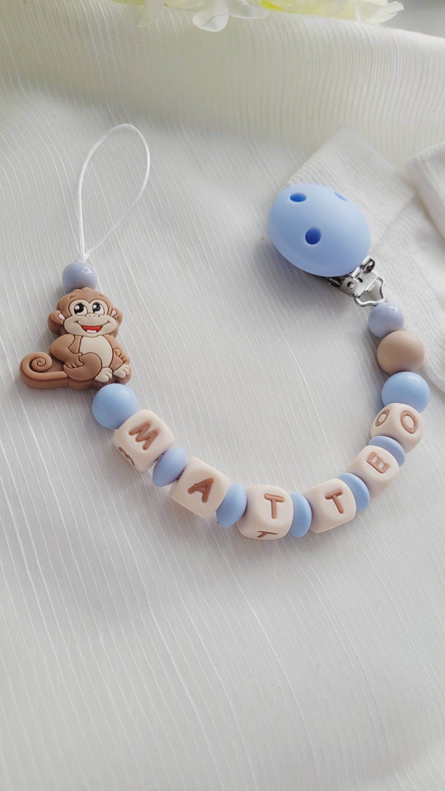 Schnullerkette mit Namen für Jungen Äffchen hellblau beige