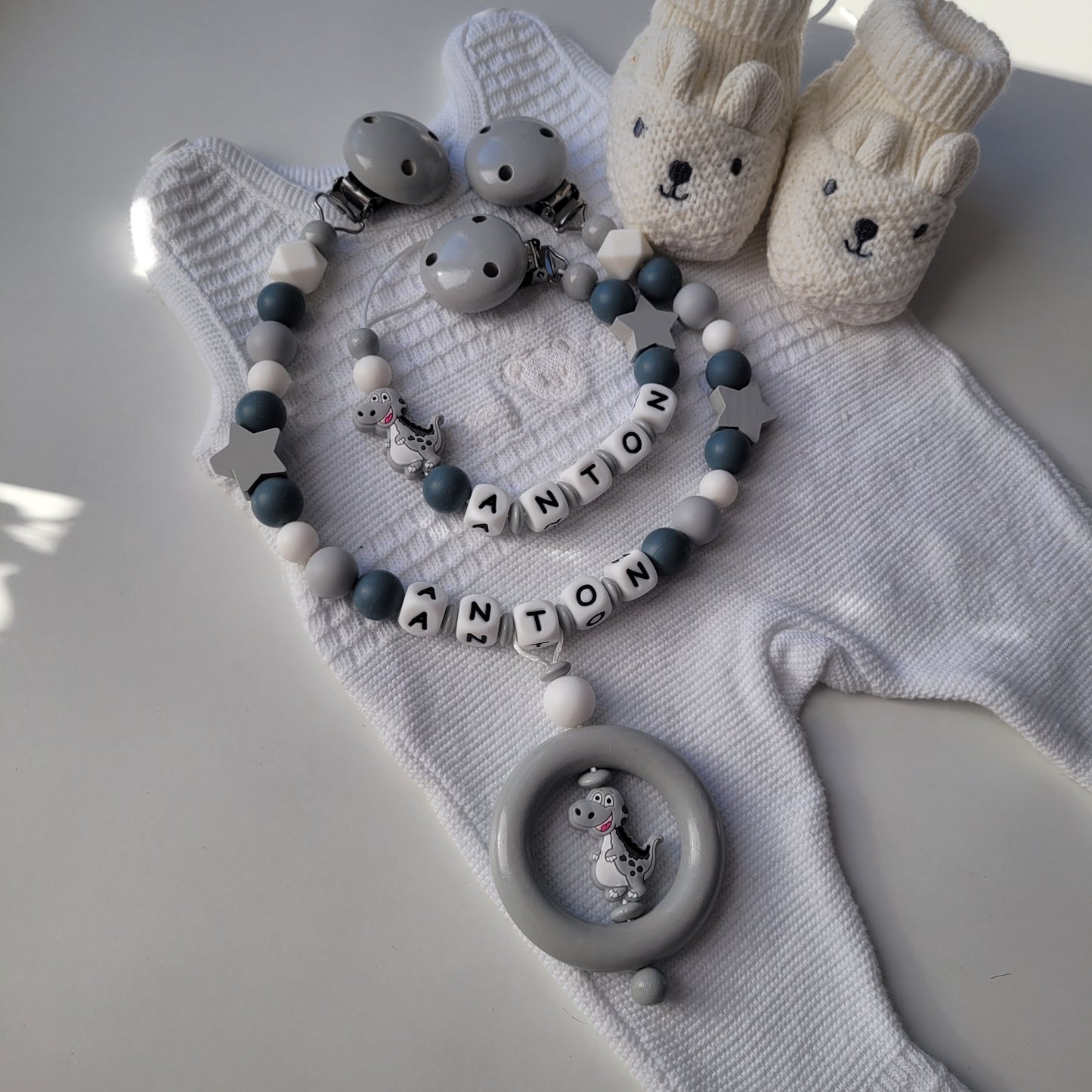 Kinderwagenkette & Schnullerkette mit Namen für Jungen Dinosaurier grau