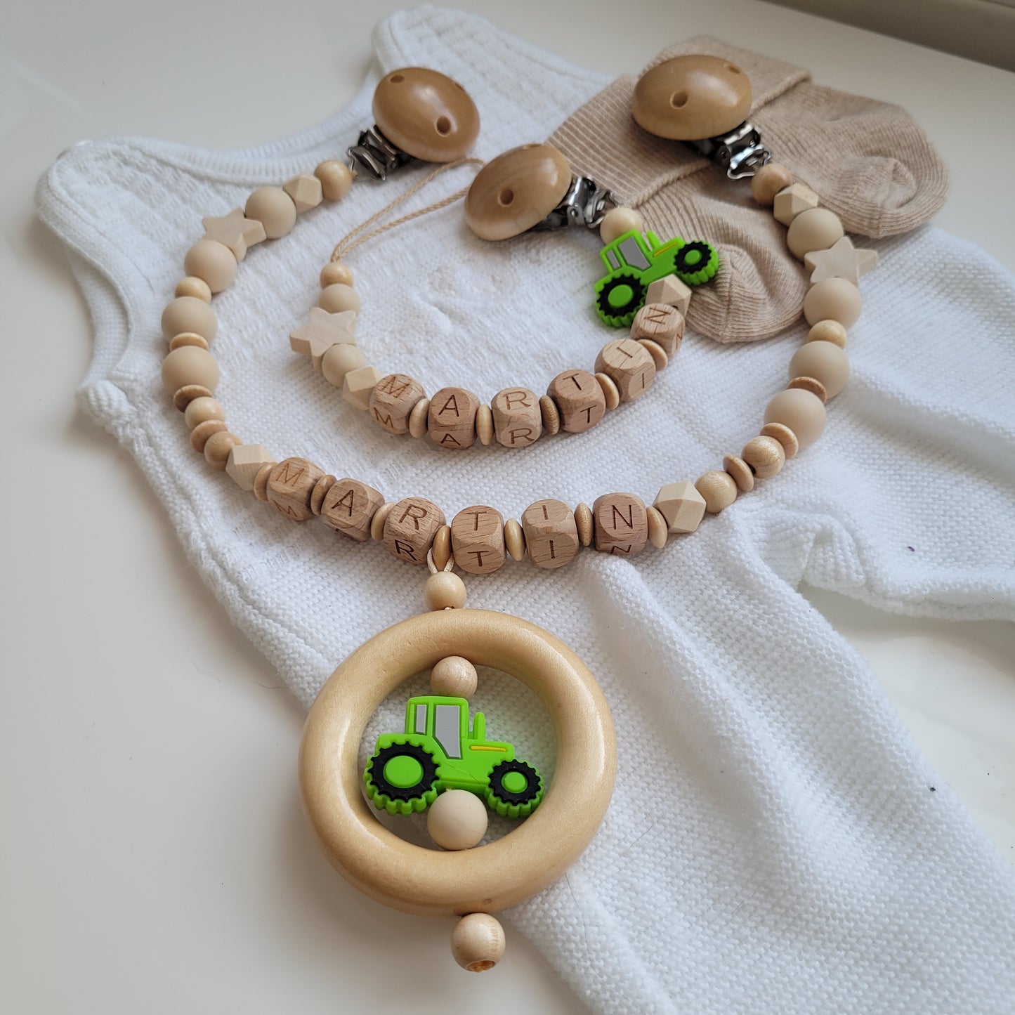 Kinderwagenkette & Schnullerkette mit Namen Traktor grün holz