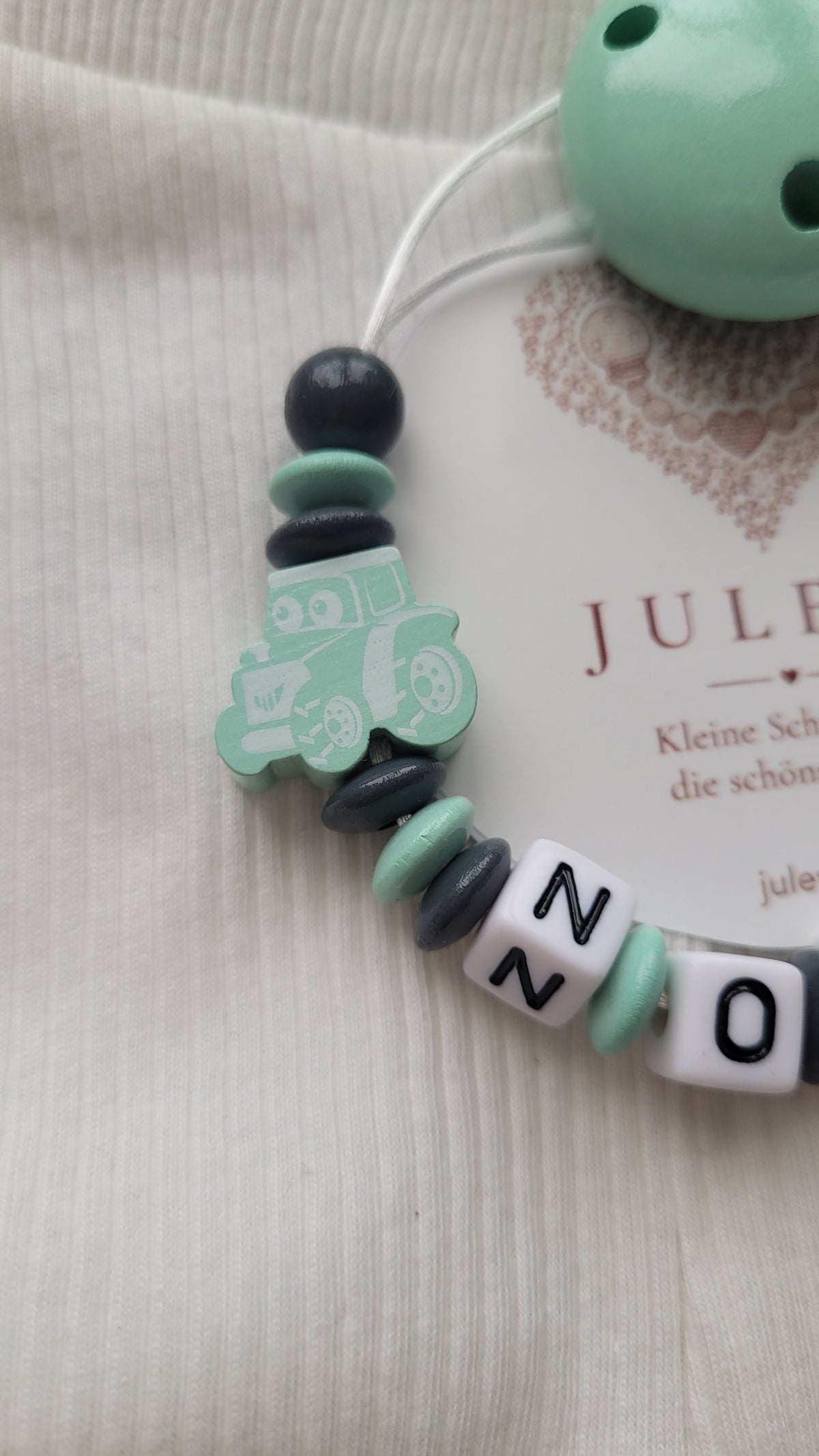 Schnullerkette mit Namen für Jungen Traktor mint grau