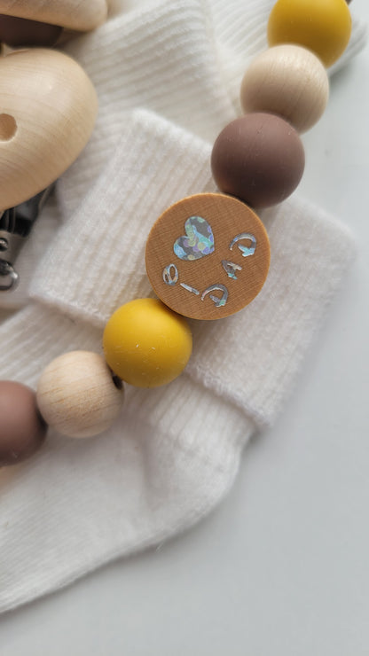 3er Set Schnullerkette Kinderwagenkette & Greifring mit Namen Löwe & i love Mom und Dad  senfgelb braun