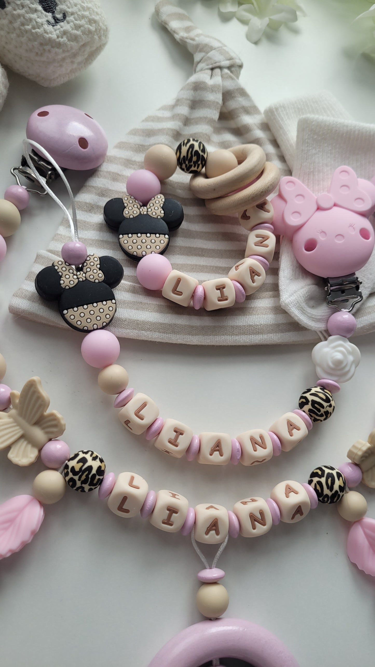 3er Set Schnullerkette Kinderwagenkette & Beissring mit Namen Mäuse & Schmetterlinge beige weiss rosa