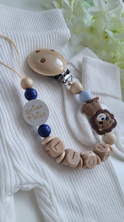 Schnullerkette mit Namen für Jungen Löwe & kleiner Prinz blau hellblau