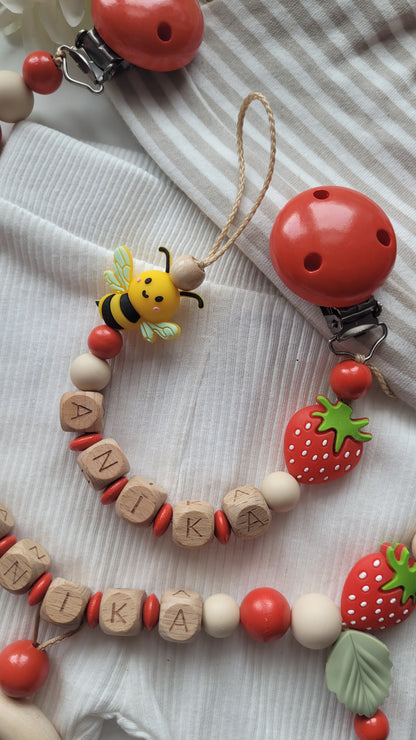 3er Set Kinderwagenkette & Schnullerkette + Greifring mit Namen für Mädchen Erdbeeren und Bienen