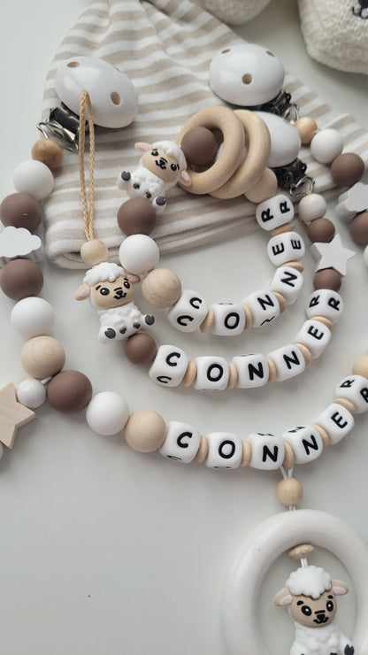 Schnullerkette Kinderwagenkette & Beissring mit Namen Schäfchen Sterne & Wolken beige braun weiß