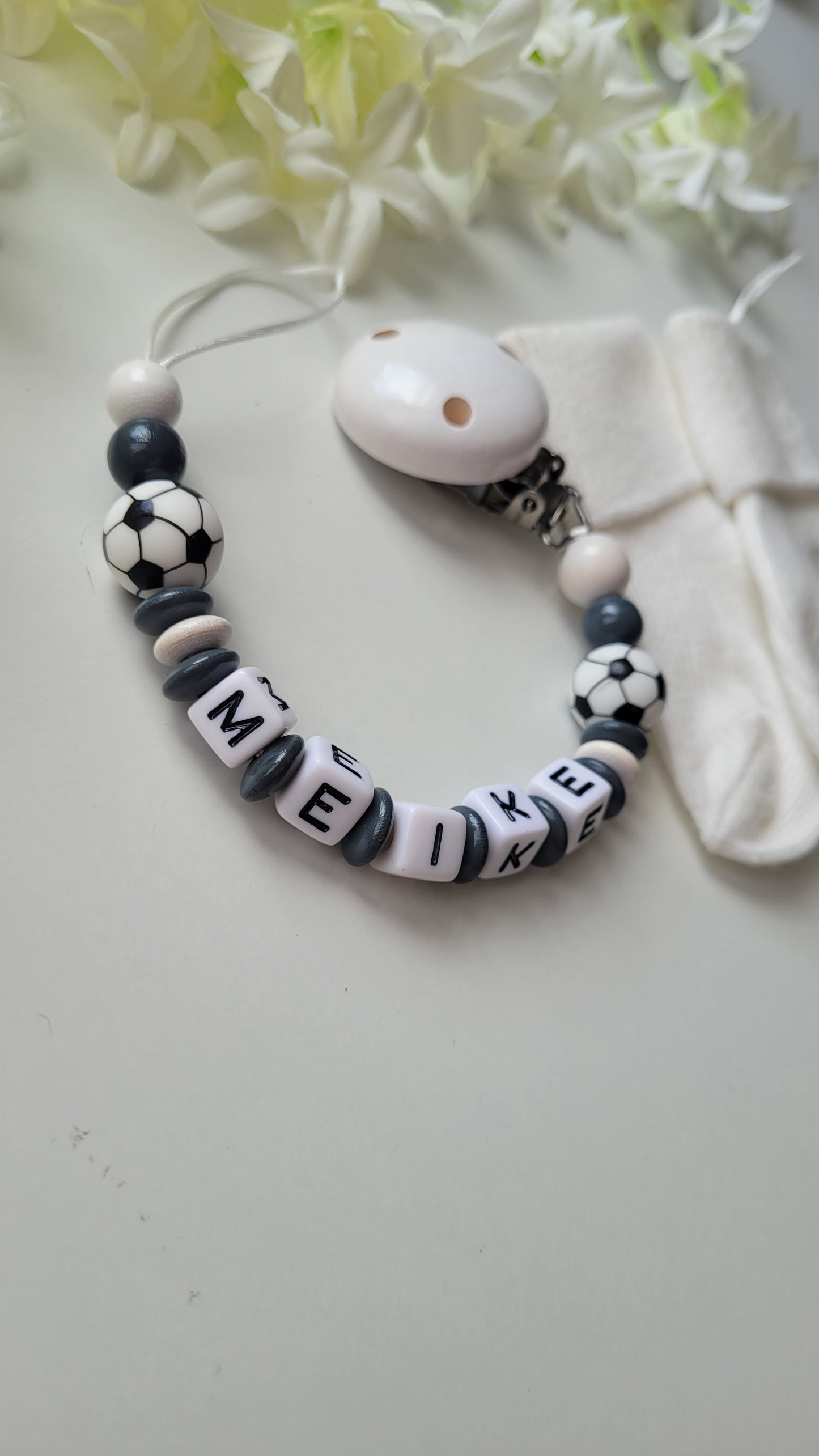 Schnullerkette mit Namen für Jungen Fussball grau weiss