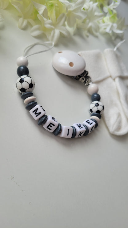 Schnullerkette mit Namen für Jungen Fussball grau weiss