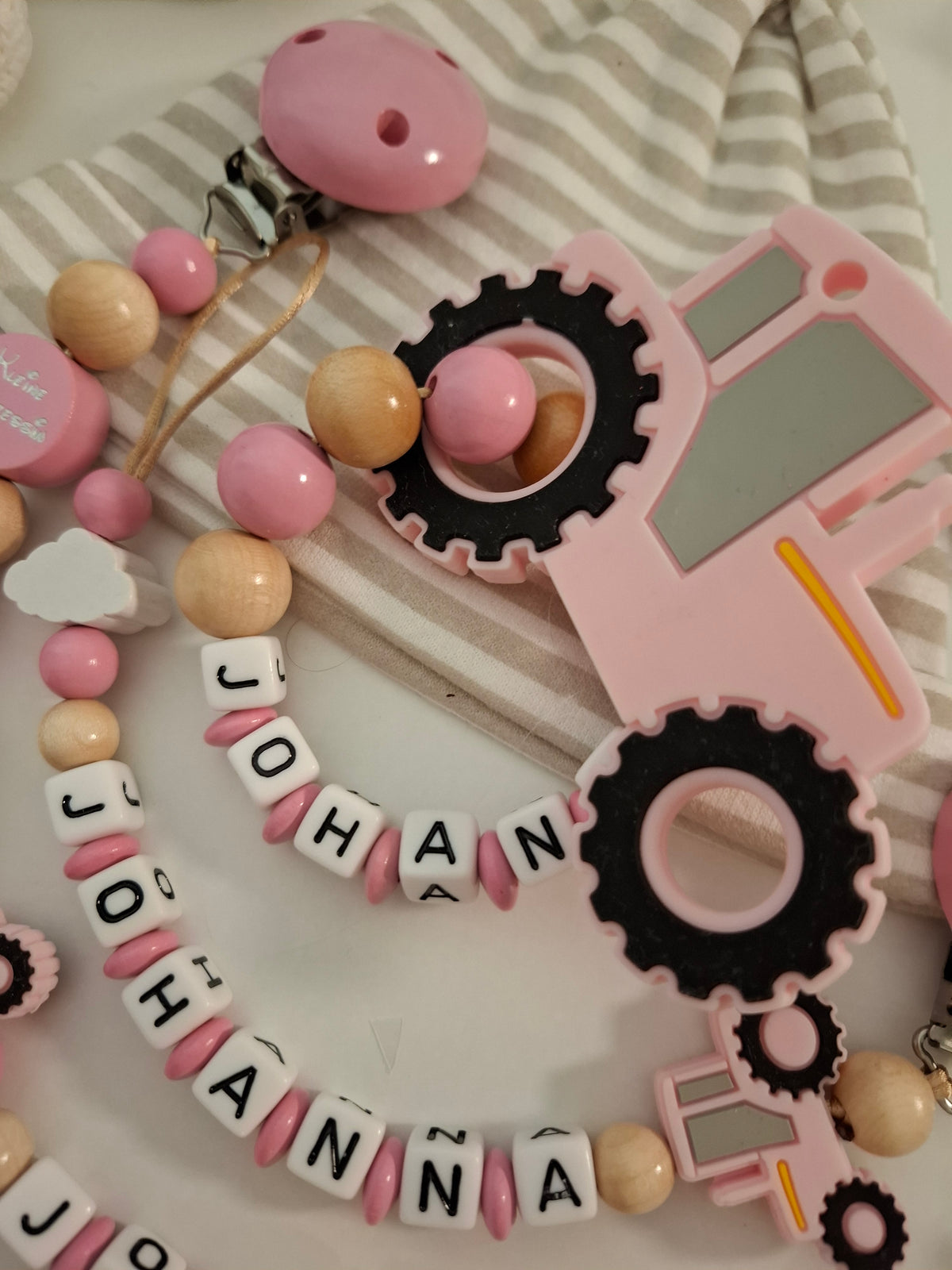 3er-Set Schnullerkette Kinderwagenkette & Greifring mit Namen Traktor rosa holz