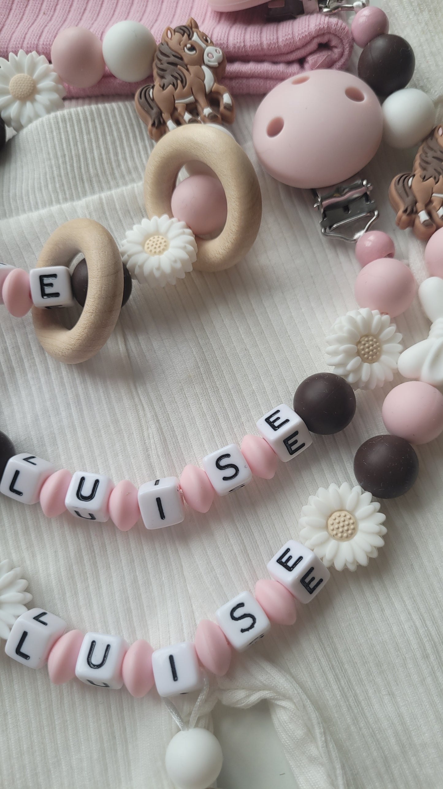 3er Set Kinderwagenkette, Schnullerkette & Greifring mit Namen – Pferd Silikon braun rosa