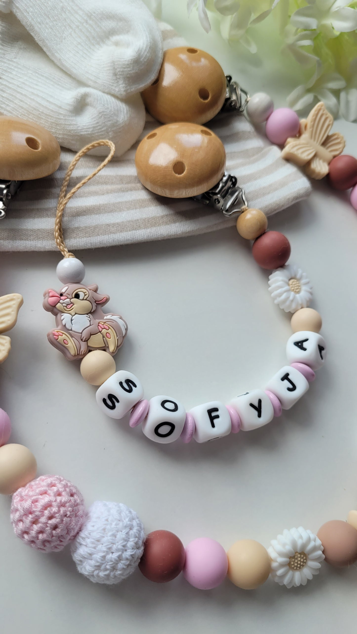 Kinderwagenkette & Schnullerkette mit Namen Schmetterling & Hase  beige braun rosa