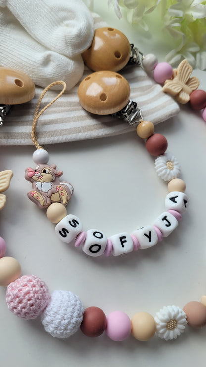 Kinderwagenkette & Schnullerkette mit Namen Schmetterling & Hase  beige braun rosa