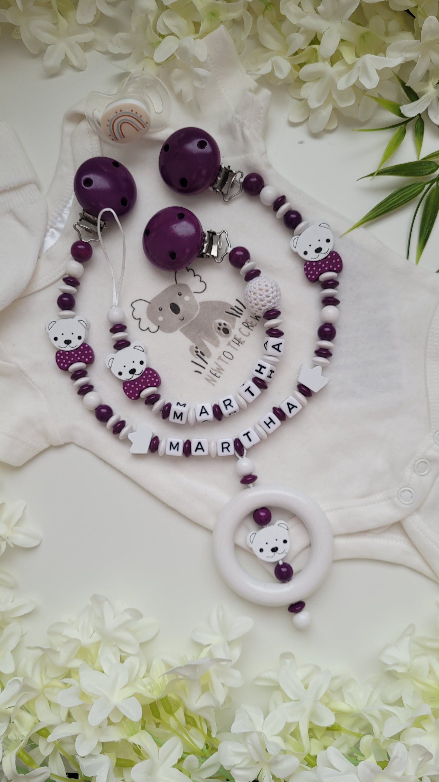 Kinderwagenkette & Schnullerkette Teddybär pflaume weiss