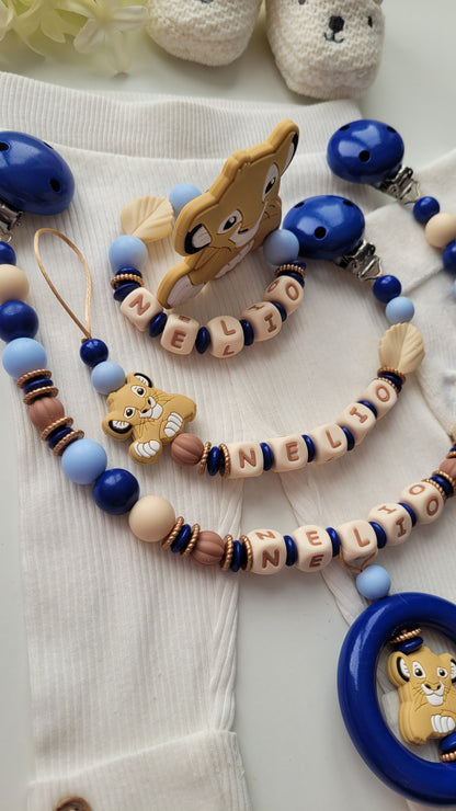 3tlg. Set Schnullerkette, Kinderwagenkette & Beißring mit Namen – Löwe blau gold