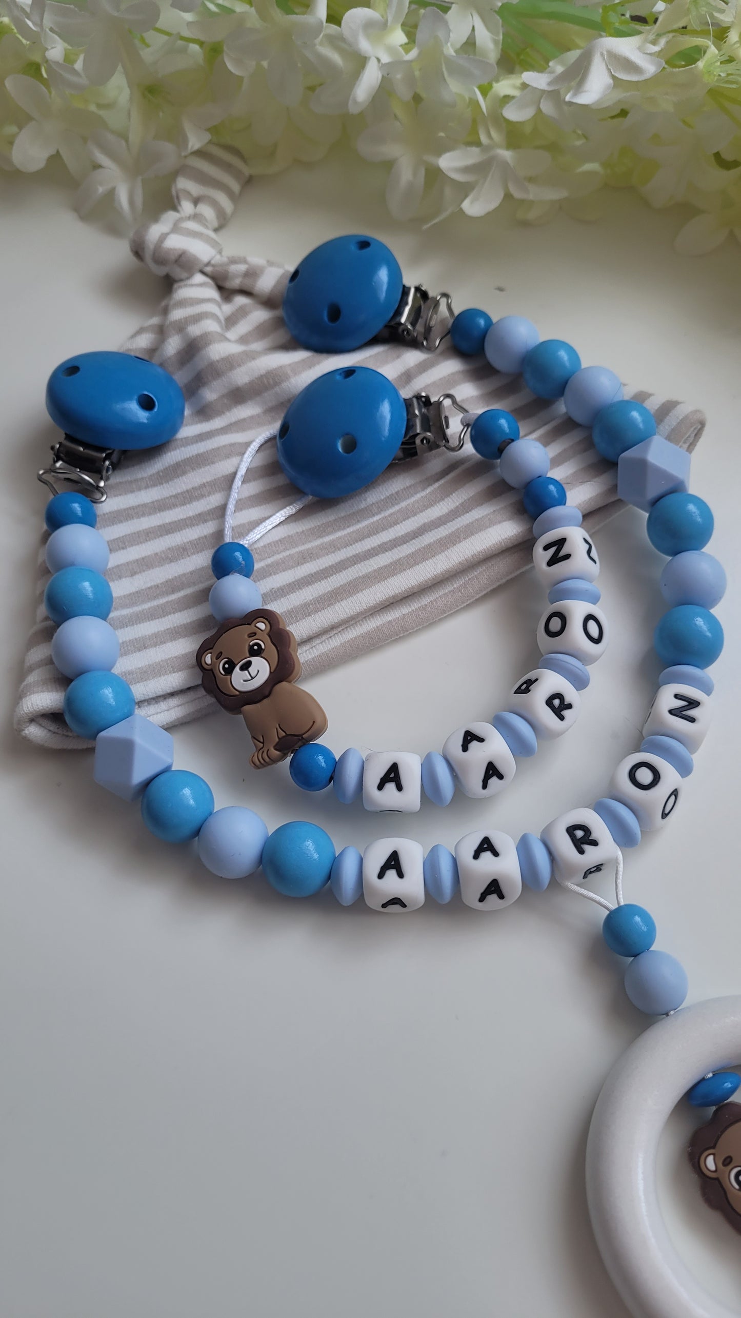 Kinderwagenkette & Schnullerkette mit Namen Löwe blau