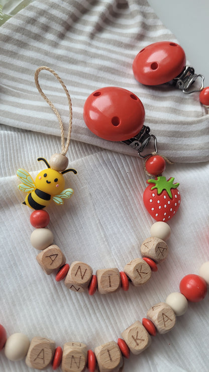 3er Set Kinderwagenkette & Schnullerkette + Greifring mit Namen für Mädchen Erdbeeren und Bienen