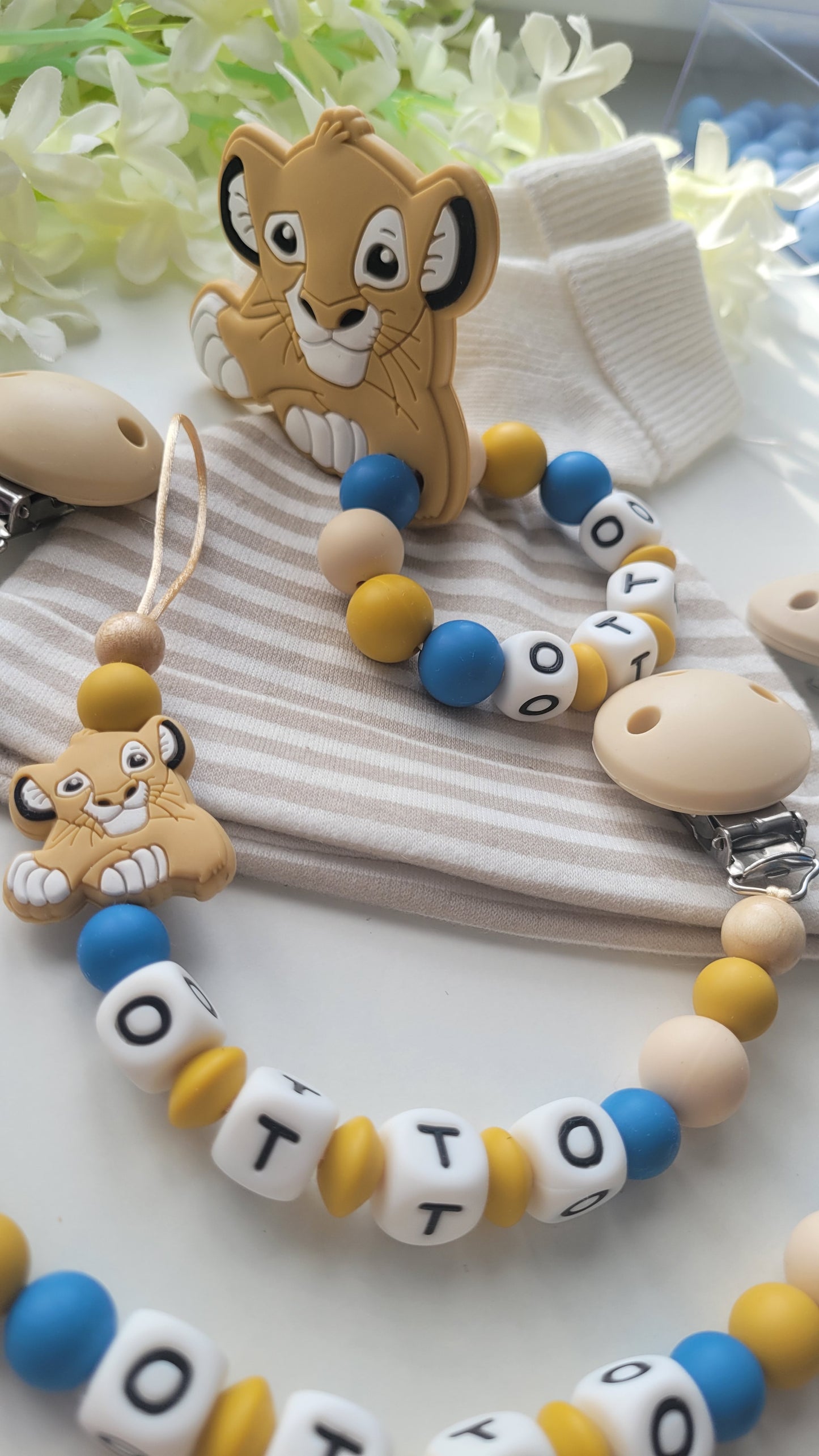 Schnullerkette Kinderwagenkette & Beissring mit Namen Löwe beige blau senfgelb