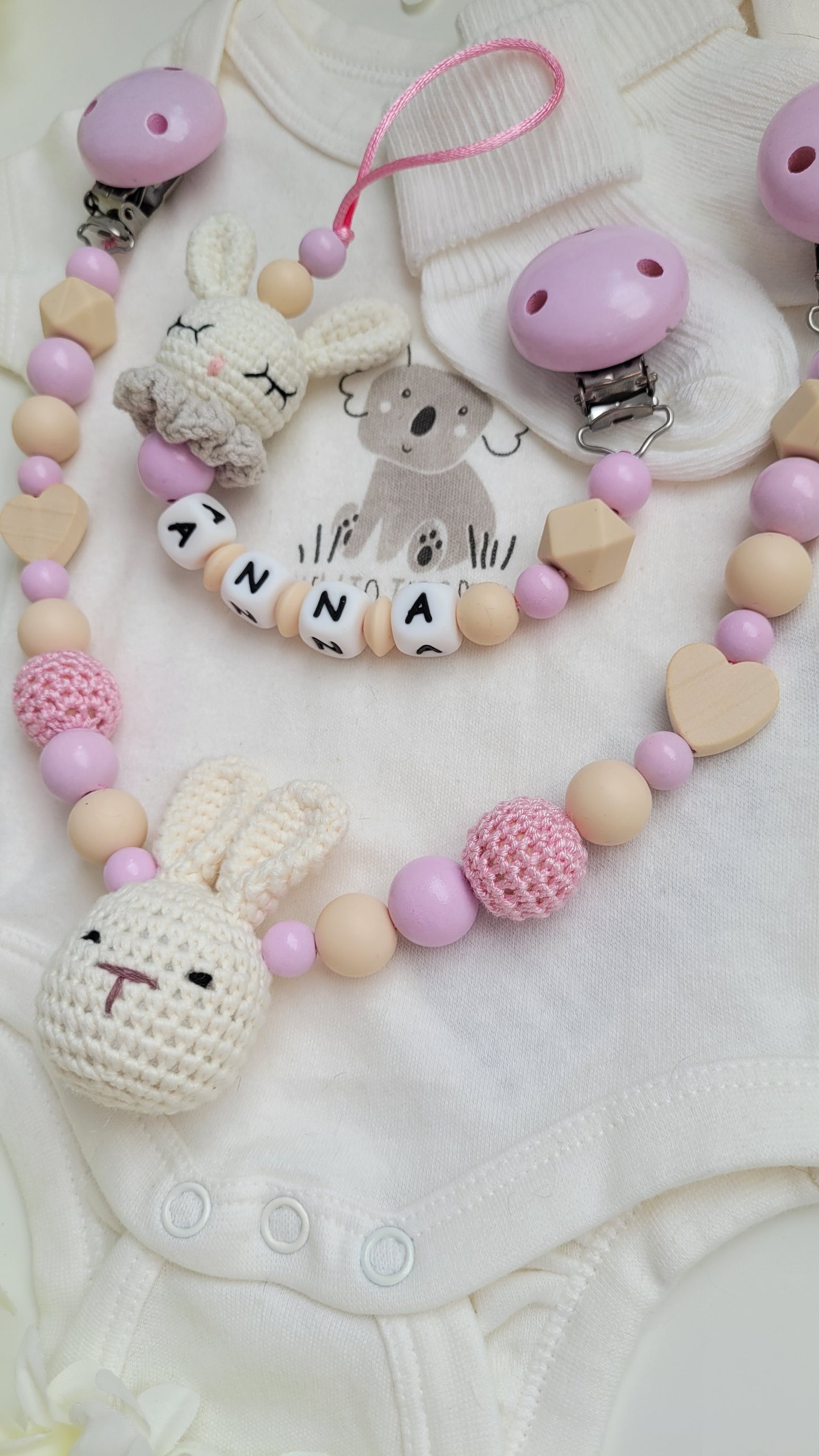 Kinderwagenkette & Schnullerkette mit Namen Hase rosa beige