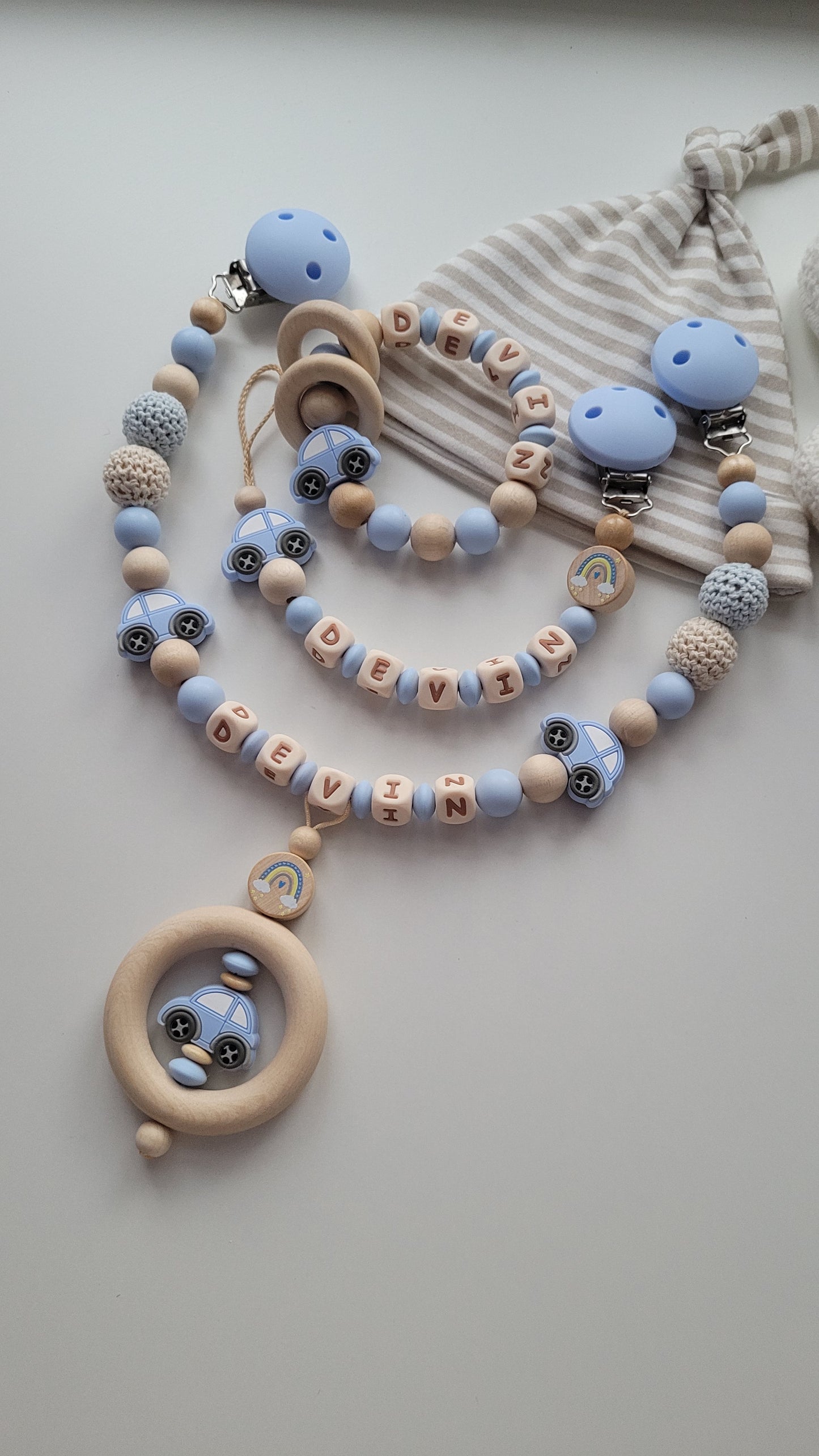 Schnullerkette Kinderwagenkette & Greifring mit Namen Auto Regenbogen babyblau holz