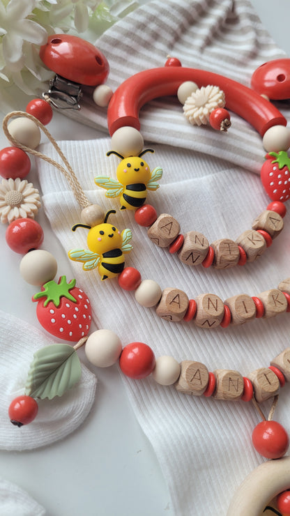3er Set Kinderwagenkette & Schnullerkette + Greifring mit Namen für Mädchen Erdbeeren und Bienen